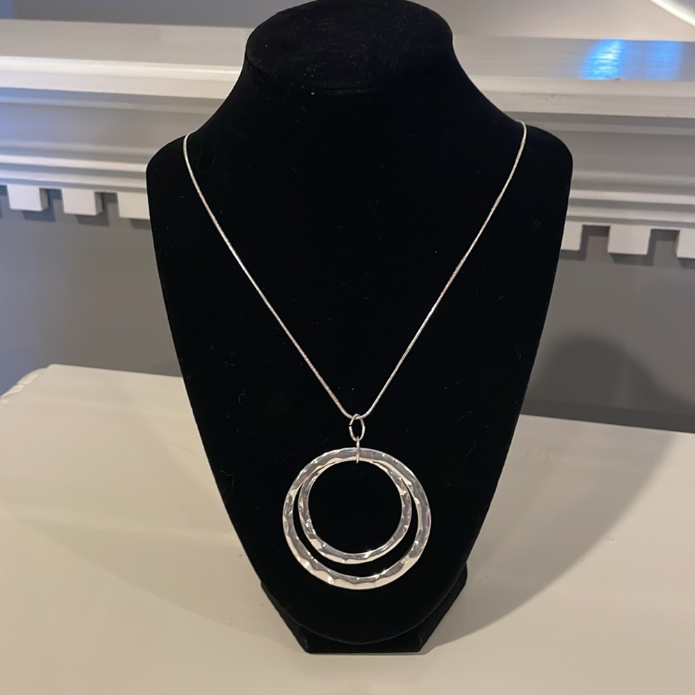 Silver elongated necklace with hammered circle pendant